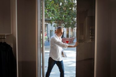 Saiba onde comprar portas de correr embutidas